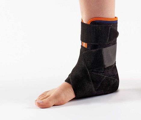Oddychająca figura 8 Orteza kostki OEM dostępna z plastikową wkładką